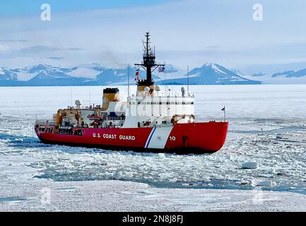 230118-N-NX070-1003 le brise-glace lourd USCGC Polar Star (WACG 10) brise la glace en approchant de la station McMurdo, en Antarctique. Force opérationnelle interarmées - Forces d'appui l'Antarctique supervise les activités des services conjoints et fournit un appui du ministère de la Défense à la Fondation nationale des sciences et au Programme des États-Unis pour l'Antarctique par le biais de l'opération Deep Freeze. (É.-U. Photo de la marine par le spécialiste principal des communications de masse RJ Stratchko) Banque D'Images