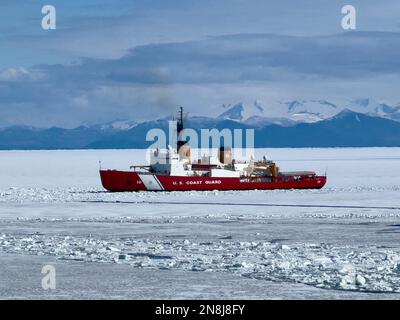 230118-N-NX070-1001 le brise-glace lourd USCGC Polar Star (WACG 10) brise la glace en approchant de la station McMurdo, en Antarctique. Force opérationnelle interarmées - Forces d'appui l'Antarctique supervise les activités des services conjoints et fournit un appui du ministère de la Défense à la Fondation nationale des sciences et au Programme des États-Unis pour l'Antarctique par le biais de l'opération Deep Freeze. (É.-U. Photo de la marine par le spécialiste principal des communications de masse RJ Stratchko) Banque D'Images