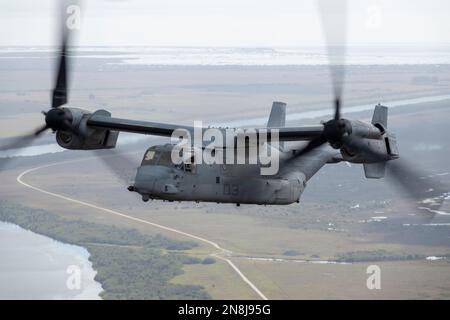 A ÉTATS-UNIS Corps maritime MV-22B Osprey avec le corps de Tiltrotor 161, Groupe d'aéronefs marins 16, 3rd, Escadre d'aéronefs marins, approche de la base de la Patrick Space Force, Floride, 2 février 2023. ÉTATS-UNIS Marines et les aviateurs ont participé à un autre exercice d'insertion et d'extraction afin d'améliorer l'interopérabilité conjointe et les techniques de récupération du personnel. (É.-U. Photo du corps marin par le Cpl Daniel Childs) Banque D'Images