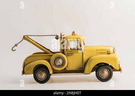 La photographie d'un ancien camion de remorquage jaune collection de métal vintage Banque D'Images