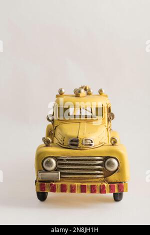 La photographie d'un ancien camion de remorquage jaune collection de métal vintage Banque D'Images