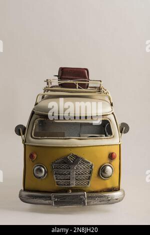 La photographie d'une vieille voiture jaune collection de personnages en métal Banque D'Images