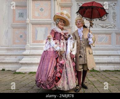 Venise, Italie. 11th févr. 2023. Un couple allemand en tenues baroques, qui ont voyagé pour participer au carnaval pendant de nombreuses années. Les participants au carnaval costumés se mêlent avec les touristes, les visiteurs et les habitants tandis que le week-end du carnaval commence à se balancer dans les rues et les places de Venise. Credit: Imagetraceur/Alamy Live News Banque D'Images