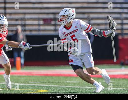 11 février 2023: Les Rutgers attaquent Ross Scott (5) lors d'un match de crosse masculin de la NCAA entre les Seawolves de Stony Brook et les Chevaliers de la écarlate de Rutgers au STADE SHI à Piscataway, N.J. Mike Langish/Cal Sport Media. Banque D'Images