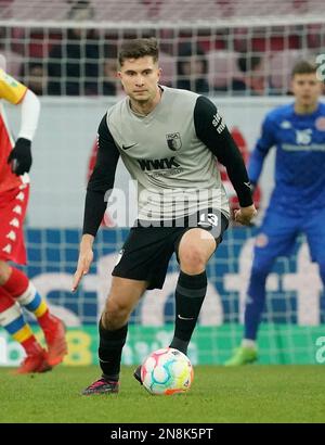 11 février 2023, stade MEWA, Mayence, GER, 1.FBL, 1.FSV FSV Mayence 05 contre FC Augsbourg, la réglementation DFL interdit toute utilisation de photographies comme séquences d'images et/ou quasi-vidéo. Photo Elvis Rexhbecaj (Augsbourg) Banque D'Images