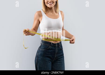 Coupe courte pour femme en haut et Jean à taille réglable Banque D'Images