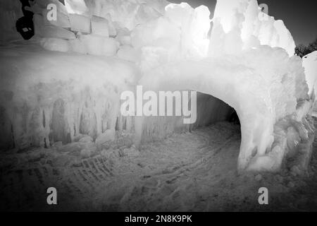 Il s'agit de quelques structures de glace lors d'un festival de glace d'hiver à Lake George. Ces passages sont sculptés à travers les couches de glace épaisse. Banque D'Images