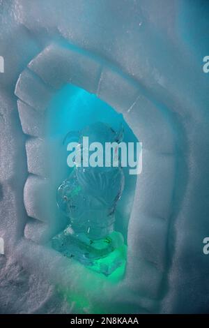 Il s'agit de quelques structures de glace lors d'un festival de glace d'hiver à Lake George. Ces passages sont sculptés à travers les couches de glace épaisse. Banque D'Images