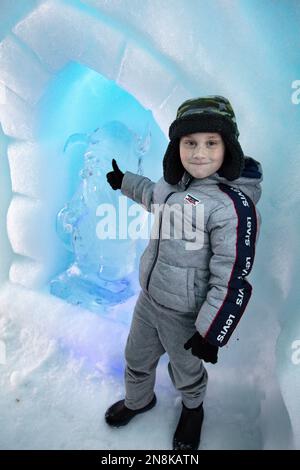 Il s'agit de quelques structures de glace lors d'un festival de glace d'hiver à Lake George. Ces passages sont sculptés à travers les couches de glace épaisse. Banque D'Images