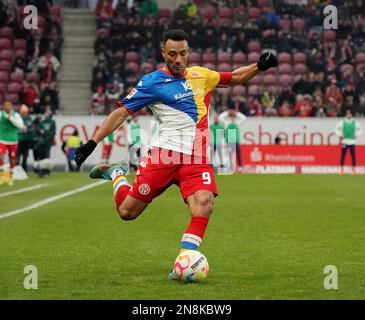 11 février 2023, stade MEWA, Mayence, GER, 1.FBL, 1.FSV FSV Mayence 05 contre FC Augsbourg, la réglementation DFL interdit toute utilisation de photographies comme séquences d'images et/ou quasi-vidéo. Sur la photo Karim Onisiwo (Mayence) Banque D'Images