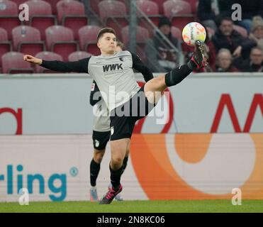 11 février 2023, stade MEWA, Mayence, GER, 1.FBL, 1.FSV FSV Mayence 05 contre FC Augsbourg, la réglementation DFL interdit toute utilisation de photographies comme séquences d'images et/ou quasi-vidéo. Photo Elvis Rexhbecaj (Augsbourg) Banque D'Images