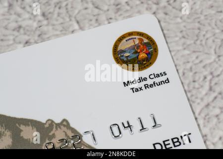 Lac Elsinore, CA - 14 décembre,2022: Gros plan du coin droit de la Californie classe moyenne remboursement de taxe carte de débit. Banque D'Images