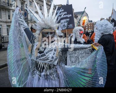 Londres, Royaume-Uni. 11 févr. 2923. La campagne de ne pas extrader Assange s'est réunie dans les champs Inn de Lincoln pour une procession de carnaval de nuit alors que Londres a appelé au refus de l'extradition de Julian Assange vers les États-Unis où il serait condamné à la prison à vie dans des conditions difficiles qui menaceraient sa vie et pour sa libération immédiate. Assange est un journaliste qui a publié des détails sur des crimes commis par d'autres, et non un criminel. Peter Marshall/Alay Live News Banque D'Images