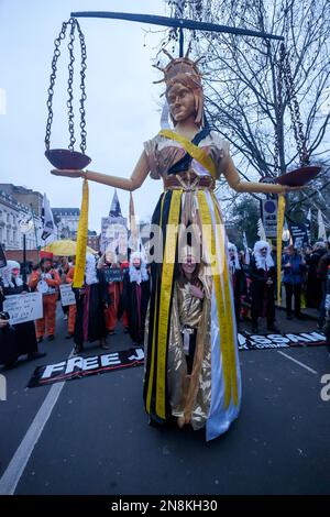 Londres, Royaume-Uni. 11 févr. 2923. La campagne de ne pas extrader Assange s'est réunie dans les champs Inn de Lincoln pour une procession de carnaval de nuit alors que Londres a appelé au refus de l'extradition de Julian Assange vers les États-Unis où il serait condamné à la prison à vie dans des conditions difficiles qui menaceraient sa vie et pour sa libération immédiate. Assange est un journaliste qui a publié des détails sur des crimes commis par d'autres, et non un criminel. Peter Marshall/Alay Live Nouveau Banque D'Images