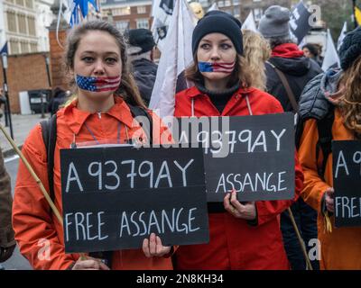 Londres, Royaume-Uni. 11 févr. 2923. La campagne de ne pas extrader Assange s'est réunie dans les champs Inn de Lincoln pour une procession de carnaval de nuit alors que Londres a appelé au refus de l'extradition de Julian Assange vers les États-Unis où il serait condamné à la prison à vie dans des conditions difficiles qui menaceraient sa vie et pour sa libération immédiate. Assange est un journaliste qui a publié des détails sur des crimes commis par d'autres, et non un criminel. Peter Marshall/Alay Live News Banque D'Images