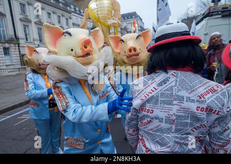 Londres, Royaume-Uni. 11 févr. 2923. La campagne de ne pas extrader Assange s'est réunie dans les champs Inn de Lincoln pour une procession de carnaval de nuit alors que Londres a appelé au refus de l'extradition de Julian Assange vers les États-Unis où il serait condamné à la prison à vie dans des conditions difficiles qui menaceraient sa vie et pour sa libération immédiate. Assange est un journaliste qui a publié des détails sur des crimes commis par d'autres, et non un criminel. Peter Marshall/Alay Live Nouveau Banque D'Images