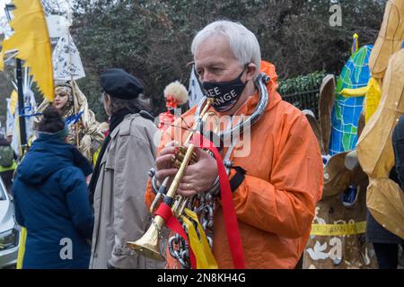 Londres, Royaume-Uni. 11 févr. 2923. La campagne de ne pas extrader Assange s'est réunie dans les champs Inn de Lincoln pour une procession de carnaval de nuit alors que Londres a appelé au refus de l'extradition de Julian Assange vers les États-Unis où il serait condamné à la prison à vie dans des conditions difficiles qui menaceraient sa vie et pour sa libération immédiate. Assange est un journaliste qui a publié des détails sur des crimes commis par d'autres, et non un criminel. Peter Marshall/Alay Live News Banque D'Images