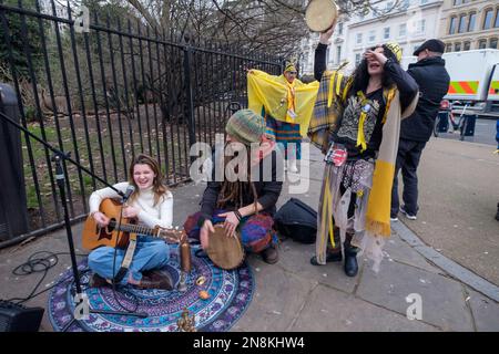 Londres, Royaume-Uni. 11 févr. 2923. La campagne de ne pas extrader Assange s'est réunie dans les champs Inn de Lincoln pour une procession de carnaval de nuit alors que Londres a appelé au refus de l'extradition de Julian Assange vers les États-Unis où il serait condamné à la prison à vie dans des conditions difficiles qui menaceraient sa vie et pour sa libération immédiate. Assange est un journaliste qui a publié des détails sur des crimes commis par d'autres, et non un criminel. Peter Marshall/Alay Live Nouveau Banque D'Images