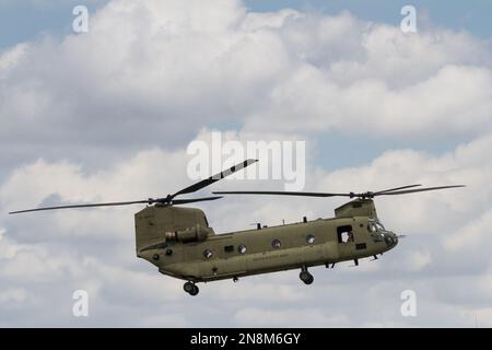 Un hélicoptère Boeing CH 47 Chinook avec l'armée des États-Unis à la base aérienne de Yokota, à Fussa, à Tokyo, au Japon. Banque D'Images