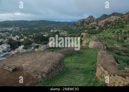 Un paysage vert et rocailleux de fort de Chitradurga et un village sur la pente, Inde Banque D'Images