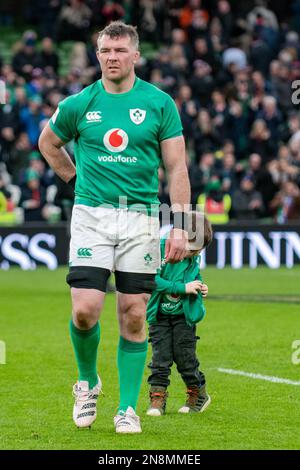 Dublin, Irlande. 12th févr. 2023. Peter O'Mahony d'Irlande avec son fils lors de la coupe Guinness six Nations Round 2 match entre l'Irlande et la France au stade Aviva à Dublin, Irlande sur 11 février 2023 (photo par Andrew SURMA/ Credit: SIPA USA/Alay Live News Banque D'Images