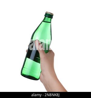 Femme tenant une bouteille de verre avec de l'eau sur fond blanc, gros plan Banque D'Images