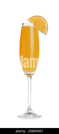 Cocktail de Mimosa alcoolisé frais avec une tranche d'orange isolée sur du blanc Banque D'Images