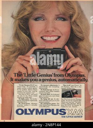 Olympus XA-2 cameramagazine publicité 1981, publicité papier le magazine New York Times, Olypus caméra publicité avec Cheryl Tiegs Banque D'Images