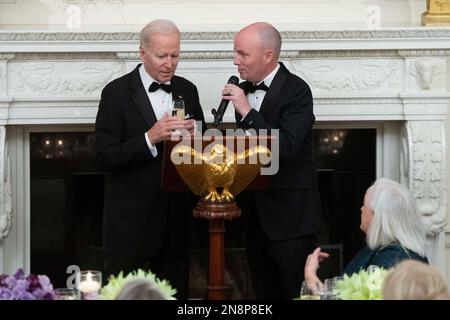 Le président des États-Unis, Joe Biden, donne avec le gouverneur de l'Utah, Spencer Cox, tout en accueillant les gouverneurs et leurs conjoints pour un dîner à la Maison Blanche lors de la réunion d'hiver de l'Association des gouverneurs nationaux à Washington, DC sur 11 février 2023. Credit: Chris Kleponis / Pool via CNP Credit: Abaca Press/Alay Live News Banque D'Images