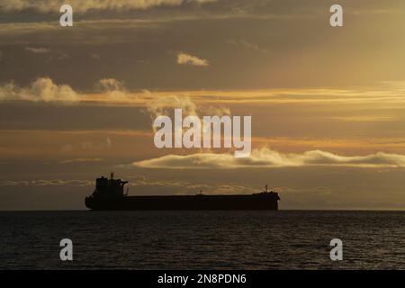 Navires marchands à l'ancre, au lever du soleil. Banque D'Images