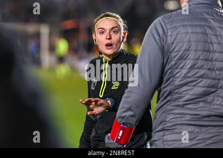 4th arbitre Viki de Cremer photographié lors d'un match de football entre KMSK Deinze et l'équipe de jeunes RSC Anderlecht futures lors du 22 e match de la Challenger Pro League pour la saison 2022-2023 , le dimanche 11 février 2023 à Deinze , Belgique . PHOTO SPORTPIX | Stijn Audooren Credit: David Catry/Alay Live News Banque D'Images