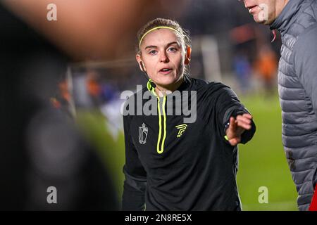 4th arbitre Viki de Cremer photographié lors d'un match de football entre KMSK Deinze et l'équipe de jeunes RSC Anderlecht futures lors du 22 e match de la Challenger Pro League pour la saison 2022-2023 , le dimanche 11 février 2023 à Deinze , Belgique . PHOTO SPORTPIX | Stijn Audooren Credit: David Catry/Alay Live News Banque D'Images