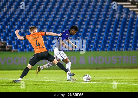 Liam Scott Fraser (4) de KMSK Deinze et Nilson Angulo (32) de RSC Anderlecht photographiés lors d'un match de football entre KMSK Deinze et l'équipe de jeunes RSC Anderlecht futures lors du 22 e match de la Challenger Pro League pour la saison 2022-2023 , Le dimanche 11 février 2023 à Deinze , Belgique . PHOTO SPORTPIX | Stijn Audooren Credit: David Catry/Alay Live News Banque D'Images