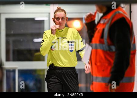 4th arbitre Viki de Cremer photographié avant un match de football entre KMSK Deinze et l'équipe de jeunes RSC Anderlecht futures pendant le 22 e match de la Challenger Pro League pour la saison 2022-2023 , le samedi 11 février 2023 à Deinze , Belgique . PHOTO SPORTPIX | Stijn Audooren Credit: David Catry/Alay Live News Banque D'Images