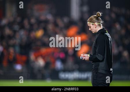 4th arbitre Viki de Cremer photographié lors d'un match de football entre KMSK Deinze et l'équipe de jeunes RSC Anderlecht futures lors du 22 e match de la Challenger Pro League pour la saison 2022-2023 , le samedi 11 février 2023 à Deinze , Belgique . PHOTO SPORTPIX | Stijn Audooren Credit: David Catry/Alay Live News Banque D'Images