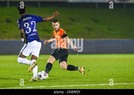 Nilson Angulo (32) de RSC Anderlecht et Gonzalo Almenera (77) de KMSK Deinze lors d'un match de football entre KMSK Deinze et l'équipe de jeunes RSC Anderlecht futures lors du 22 e match de la Challenger Pro League pour la saison 2022-2023 , le samedi 11 février 2023 à Deinze , Belgique . PHOTO SPORTPIX | Stijn Audooren Credit: David Catry/Alay Live News Banque D'Images