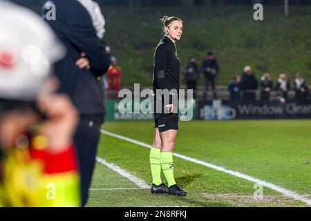 4th arbitre Viki de Cremer photographié lors d'un match de football entre KMSK Deinze et l'équipe de jeunes RSC Anderlecht futures lors du 22 e match de la Challenger Pro League pour la saison 2022-2023 , le samedi 11 février 2023 à Deinze , Belgique . PHOTO SPORTPIX | Stijn Audooren Credit: David Catry/Alay Live News Banque D'Images