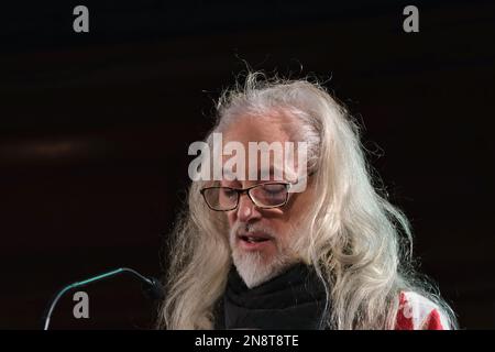 Londres, Royaume-Uni. 11th février 2023. Ben Westwood, fils de Vivienne, s'adresse à la foule rassemblée au Centre Emmanuel. Il a conclu les événements de la soirée après un carnaval de nuit appelant à la libération du fondateur de WikiLeaks, Julian Assange. En présence de centaines d'orateurs, les orateurs ont demandé un soutien continu à la cause jusqu'à ce qu'Assange soit libéré de la prison de Belmarsh. Crédit : onzième heure Photographie/Alamy Live News Banque D'Images