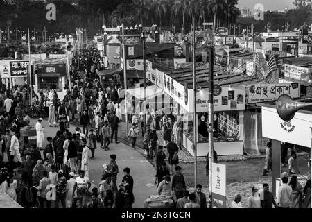 Bangladesh. 10th févr. 2023. L'une des plus grandes expositions annuelles du livre au monde est connue sous le nom d'Ekuse BoE Mela, image prise de Dhaka, Bangladesh, Asie du Sud. (Photo de Md Noor Hossain/Pacific Press) Credit: Pacific Press Media production Corp./Alay Live News Banque D'Images