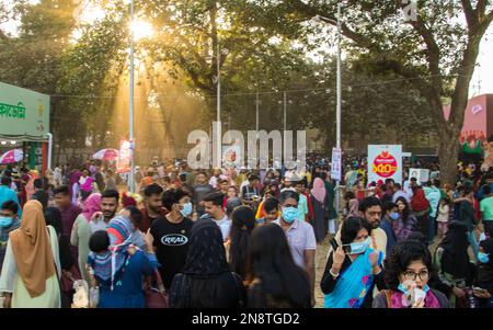 Bangladesh. 10th févr. 2023. L'une des plus grandes expositions annuelles du livre au monde est connue sous le nom d'Ekuse BoE Mela, image prise de Dhaka, Bangladesh, Asie du Sud. (Photo de Md Noor Hossain/Pacific Press) Credit: Pacific Press Media production Corp./Alay Live News Banque D'Images