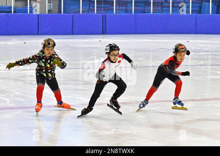 YANTAI, CHINE - le 11 FÉVRIER 2023 - les jeunes patineurs participent au patinage de vitesse sur piste courte lors des Jeux nationaux de conditionnement physique d'hiver de Shandong Provin en 6th Banque D'Images