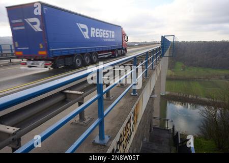 Winningen, Allemagne. 06th févr. 2023. Des camions survolez le pont de la vallée de la Moselle sur l'autoroute A61. Des fissures ont été découvertes il y a quelque temps sur le pont, qui est utilisé par 37 000 véhicules chaque jour. (À dpa: Dommages au deuxième pont autoroutier le plus haut de l'Allemagne au-dessus de la Moselle) Credit: Thomas Frey/dpa/Alamy Live News Banque D'Images