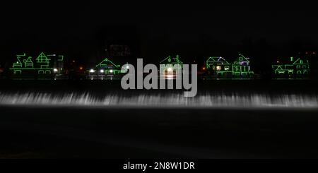 Les gratte-ciel de Philadelphie deviennent verts tandis que les Philadelphia Eagles s'éprennent sur les Kansas City Chiefs dans le Super Bowl LVII 52 - vues sur le paysage urbain et sur Boathouse Row - gratte-ciel reflétés dans les serres de Delaware River reflétées dans la rivière Schuylkill Banque D'Images