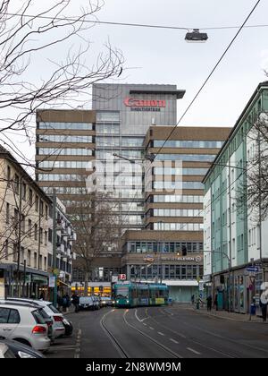 Vie urbaine dans la Textorstrasse (Textor Street) en semaine. Différents modes de transport comme les voitures et le tramway sont visibles. Route de Francfort. Banque D'Images