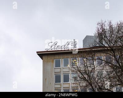 Logo Lindt sur l'extérieur du bâtiment de la ville. Société suisse de chocolatier et de confiserie. Publicité dans un magasin de la ville. Banque D'Images