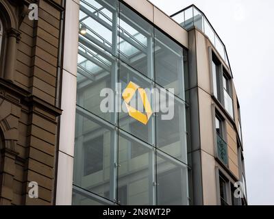 Logo Commerzbank AG sur le bâtiment du siège. Grande banque en Allemagne et membre du groupe Cash. Banque D'Images