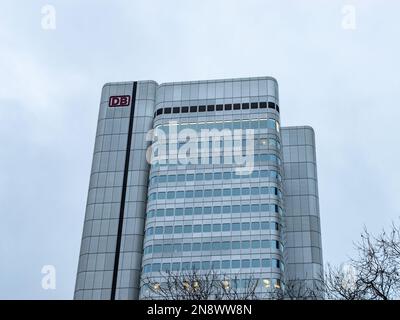 Silberturm (Tour d'argent) point de repère dans la Bahnhofsviertel. Architecture moderne d'un immeuble de bureaux dans la ville. Le logo Deutsche Bahn AG. Banque D'Images