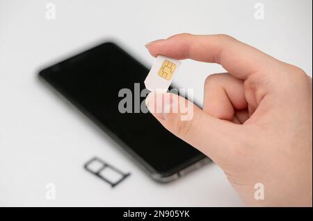 Remplacement de la carte SIM dans le téléphone. Carte SIM mobile Banque D'Images