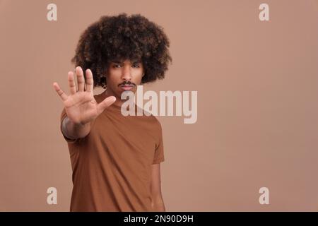 Homme africain qui gestuelle avec la main Banque D'Images