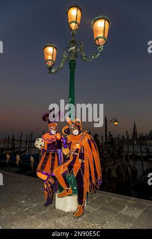 11 février 2023, Venise, Italie. Les fêtards en costumes colorés célèbrent le Carnaval de Venise en 2023. Photo: Vibrant Pictures/Alamy Live News Banque D'Images